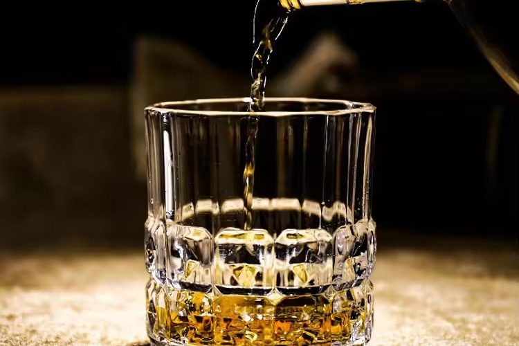 Whisky glasses production factory (2)